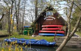 Boote am Bootshaus Conrad in Burg (Spreewald)