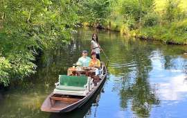 Frühstückskahnfahrt im kleinen Holzkahn in Burg Spreewald