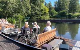 Rollstuhlfahrer auf dem barrierefreien Kahn