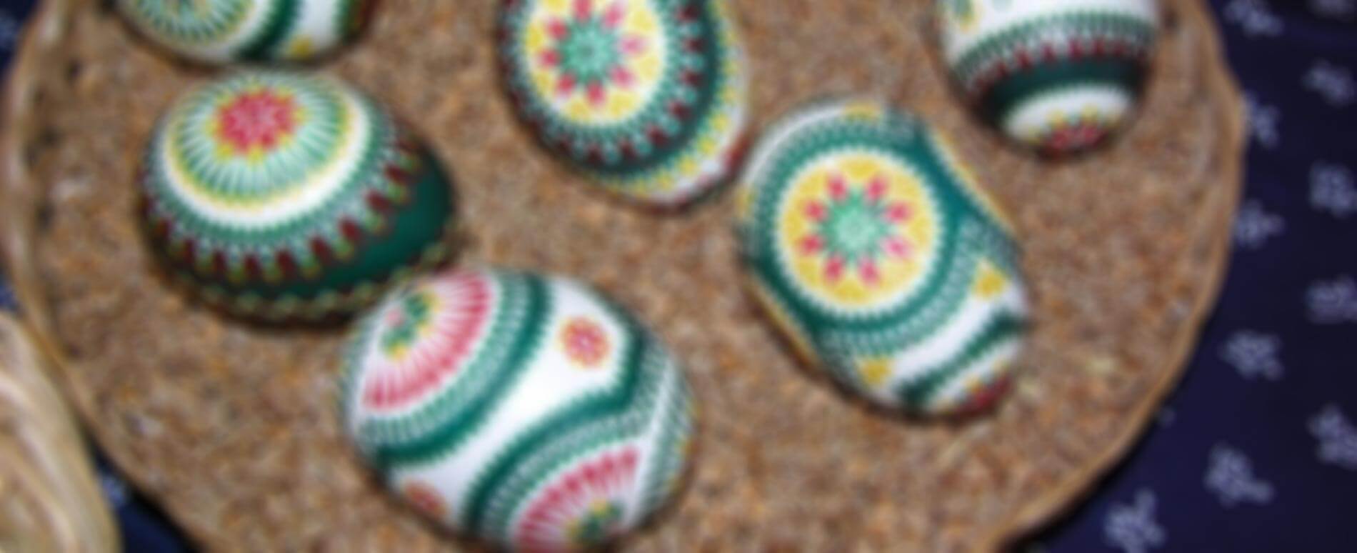 Ostereier mit Wachsbossiertechnik