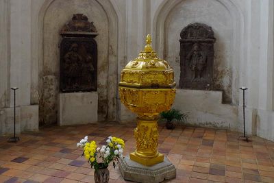 vergoldeter Taufstein aus Sandstein