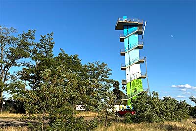 der farbenfrohe Aussichtssichtsturm am Cottbuser Ostsee Aussichtsturm am Cottbuser Ostsee