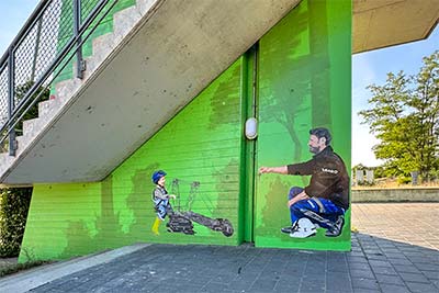 grüne Bemalung mit Kind und Mann am Cottbuser Aussichtsturm Bemalung am Cottbuser Aussichtsturm durch den Cottbuser Künslter Marcus Preuß