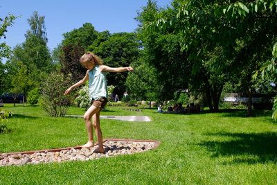 Kind im Barfuß Park Spreewald