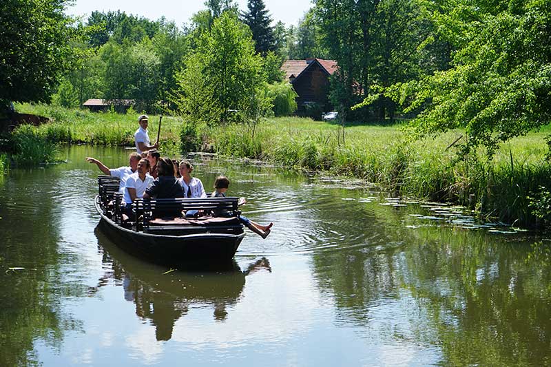 Fährmann Norman Muschka mit Gästen bei einer Kahnfahrt