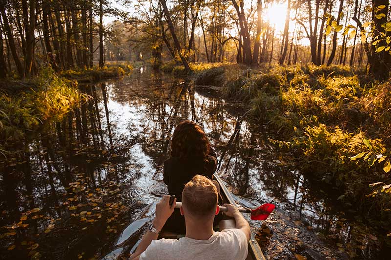 Spreewald Kanus Inhaber Roland Winzer unterwegs auf den Fließen in Lübbenau