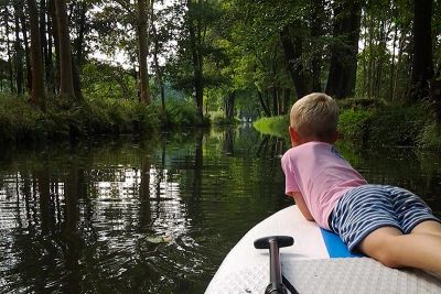 Kind auf dem Surfbrett