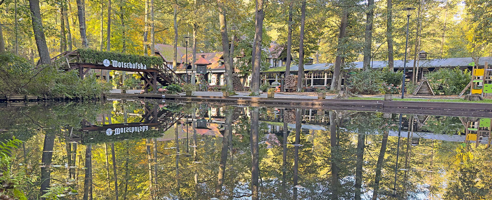 Wotschofska Spreewald - Gasthaus spiegelt sich im Wasser