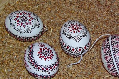 weiße Eier mit Bossiertechnik