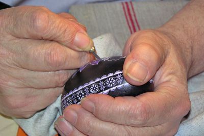 ein Gänseei wird gekratzt