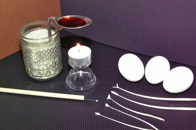 unterschiedliche Farben der Wachse für sorbische Ostereier wichtige Arbeitsmittel