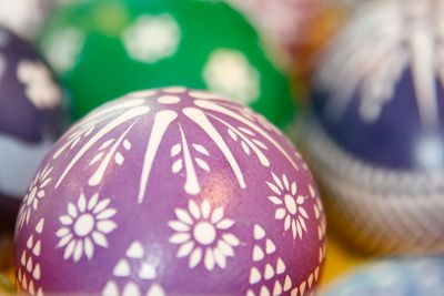 einfarbige Wachstechnik auf buntem Ei Osterei mit Wachstechnik verziert