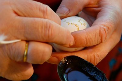 Muster mit Feder auf das Ei tupfen Wachs auf das Ei tupfen