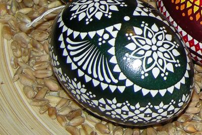 Muster sind deutlich zu erkennen grünes Osterei mit Wachsresertechnik