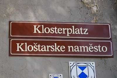 Schild in zwei Sprachen