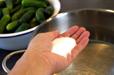 Salz und Gewürze aufkochen Salz und Gewürze aufkochen