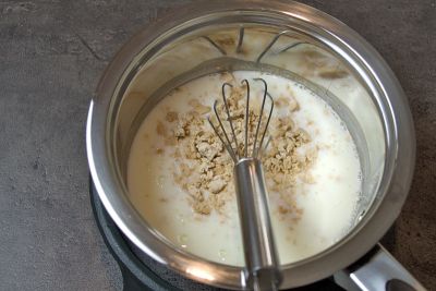 Hefe in der Buttermilch verrühren