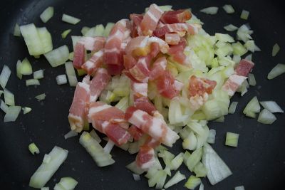 Zwiebel und Speck anbraten