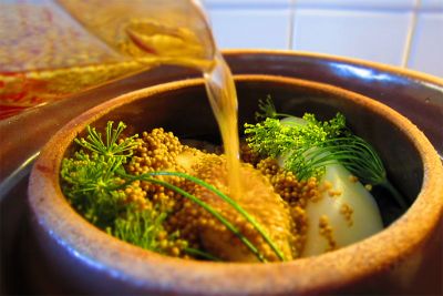 Gewürzbrühe über die Gurken geben Gewürzbrühe über die Gurken geben