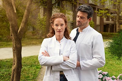 Ärztin Dr. Lea Wolff mit Erik (Daniel Buder),  © Sat1, Hardy Spitz