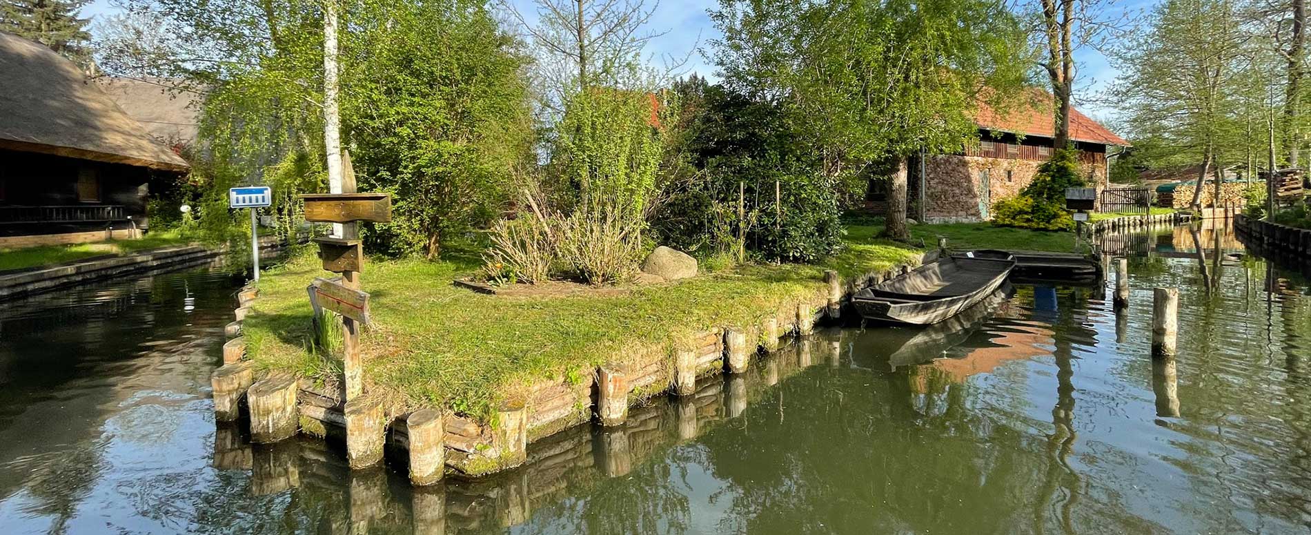 Brücke bei Lehde spiegelt sich im Wasser